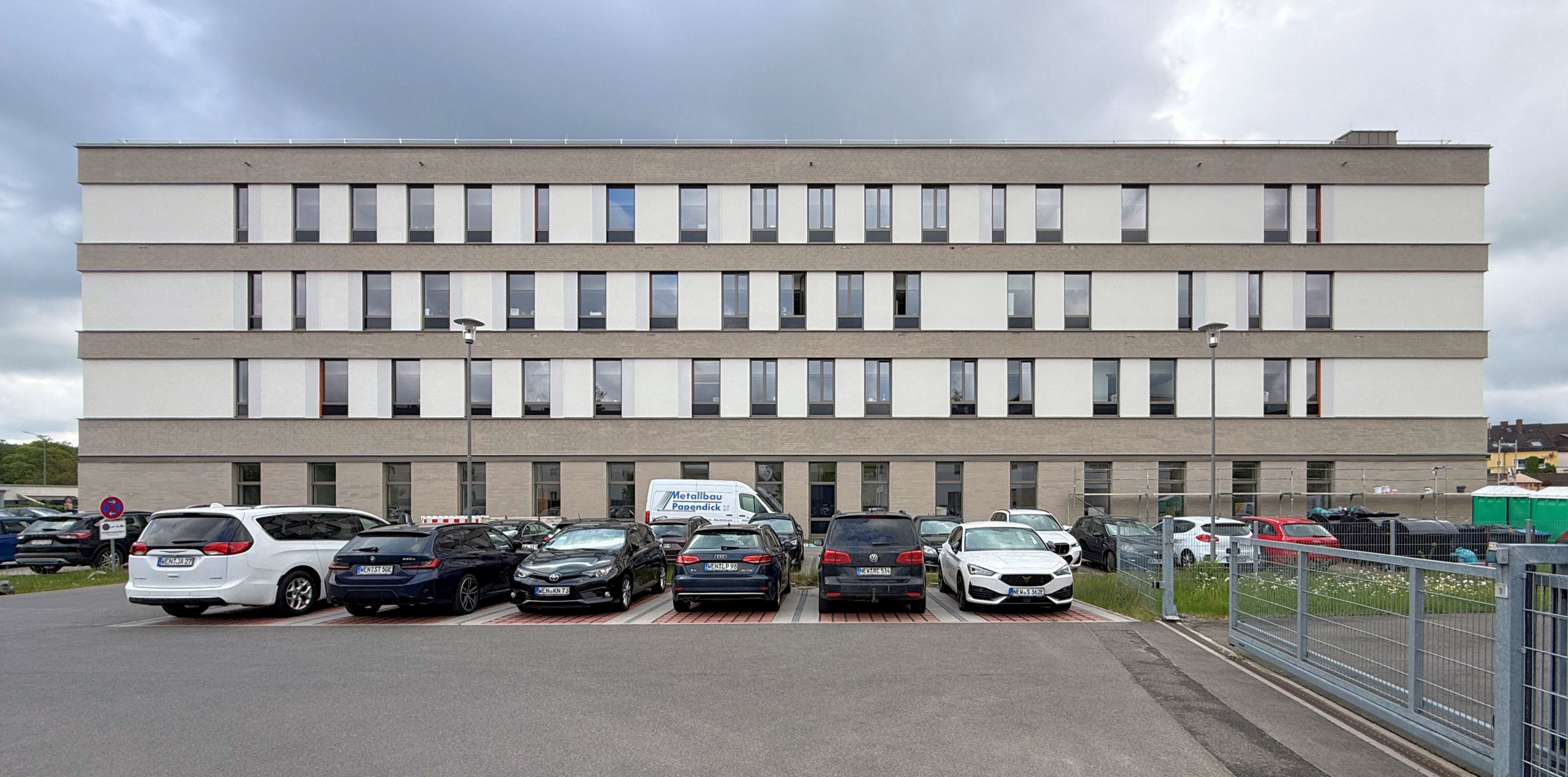Neubau, Klinik für Kinder- und Jugendpsychiatrie, Tagesklinik für Erwachsenenpsychiatrie, Fassade ,Weiden, Dewan Friedenberger Architekten, Würschinger
