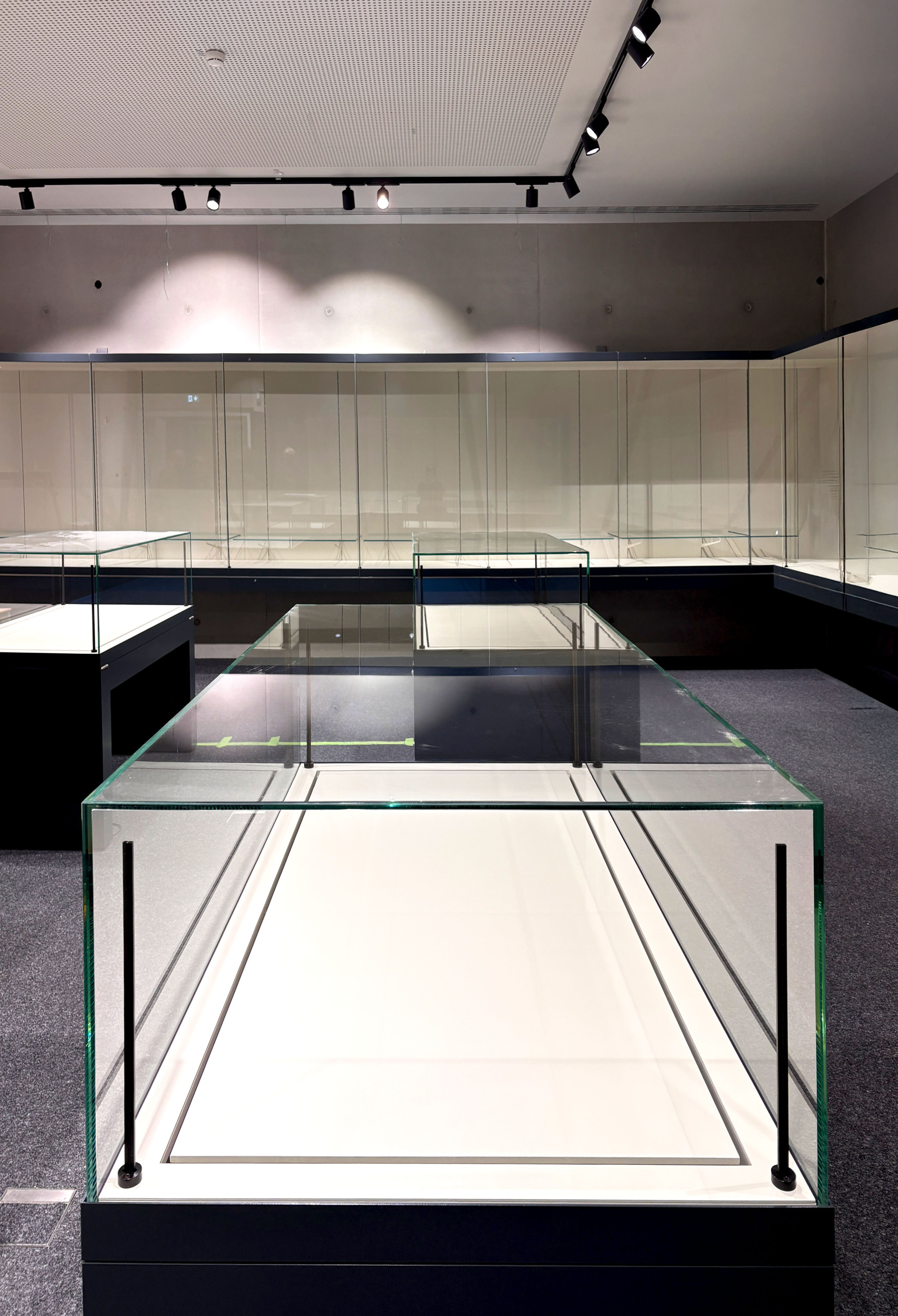 Bibliothek_Uni_Augsburg_Tresor Zentralbibliothek, Augsburg, Quorum, Rechenzentrum, Vitrinen, Ausstellungsraum, Unicampus, Dewan Friedenberger Architekten, München, Architekturbüro